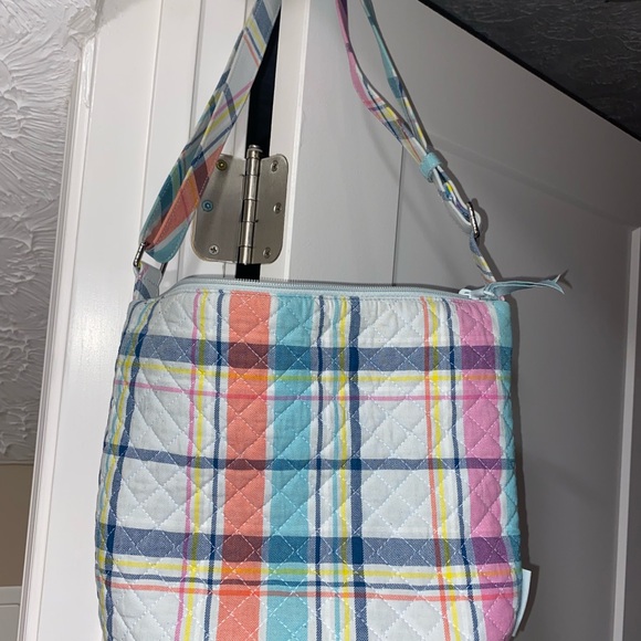 Vera Bradley Crossbody bucket bag in the pattern Ribbons plaid. - Picture 3 of 4